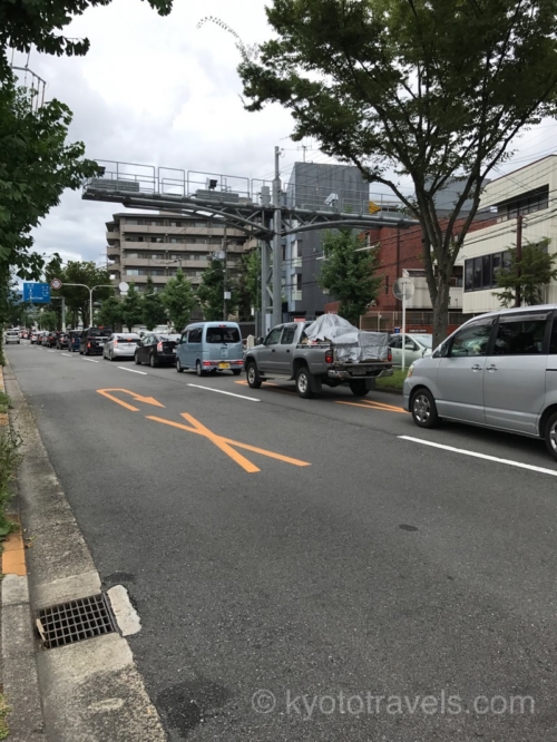 右折待ちで右車線が渋滞しています
