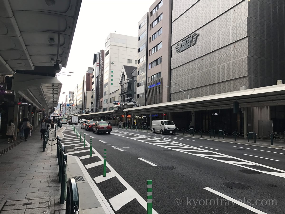 早朝で車通りの少ない四条通