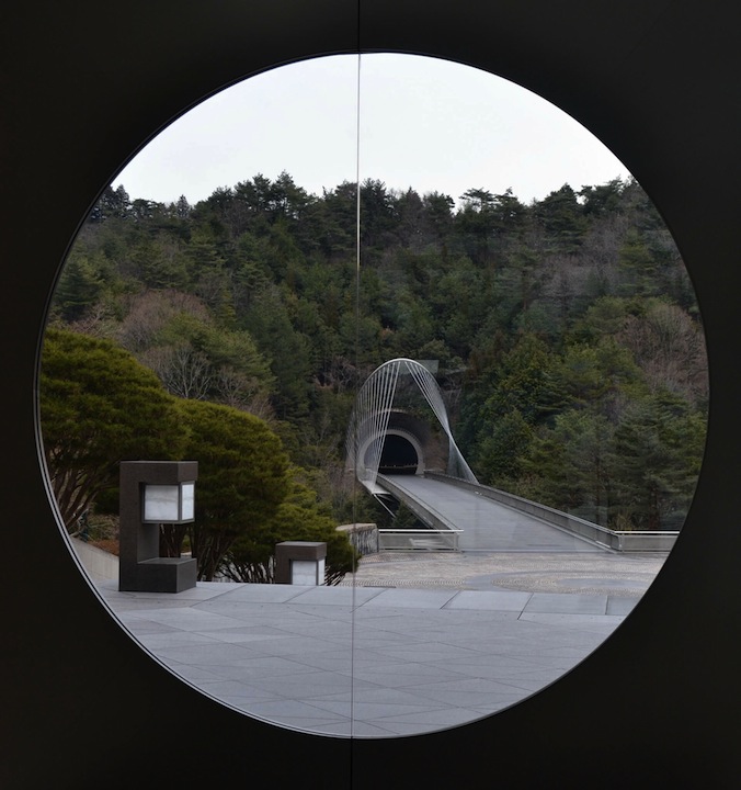 美術館入り口からトンネルを眺める