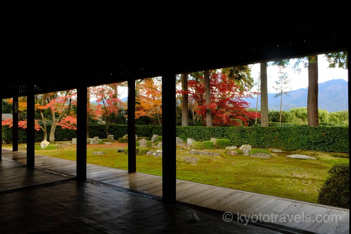 圓通寺の借景庭園を建物内から眺める