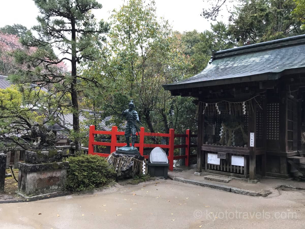 八大神社の宮本武蔵像と下り松古木