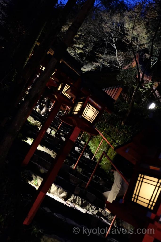貴船神社の灯籠とライトアップ
