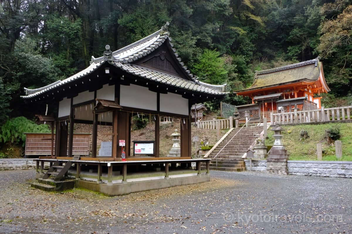 山科神社 拝殿と本殿