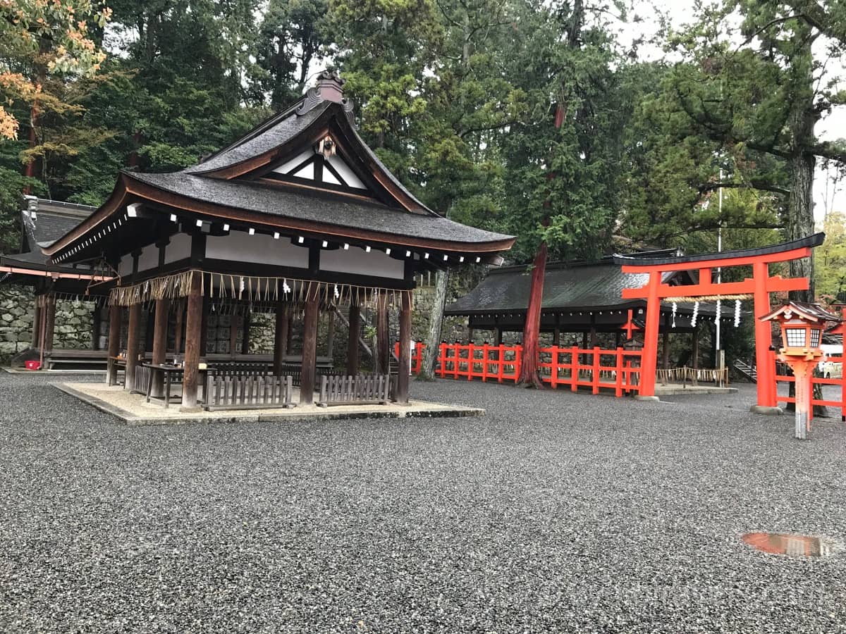 吉田神社の境内と拝殿