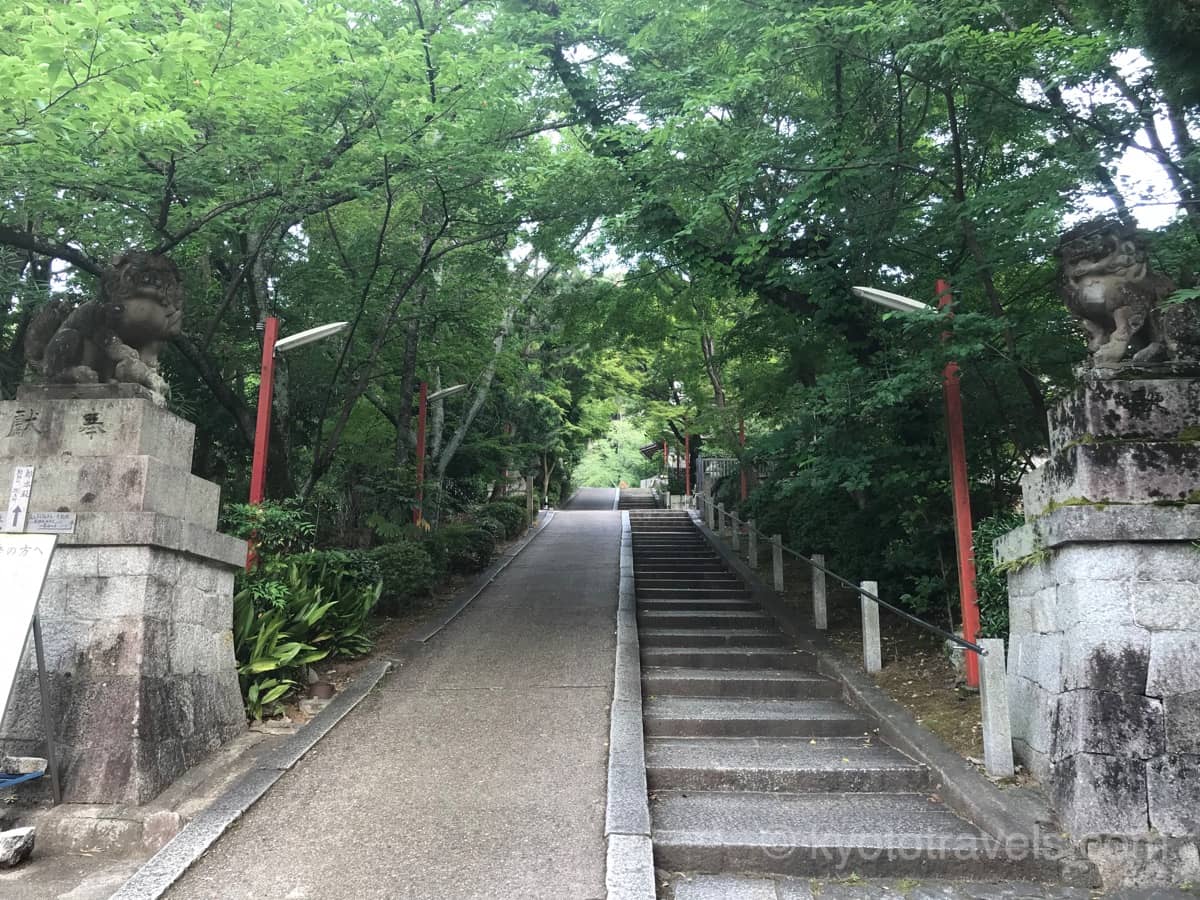 粟田神社の参道