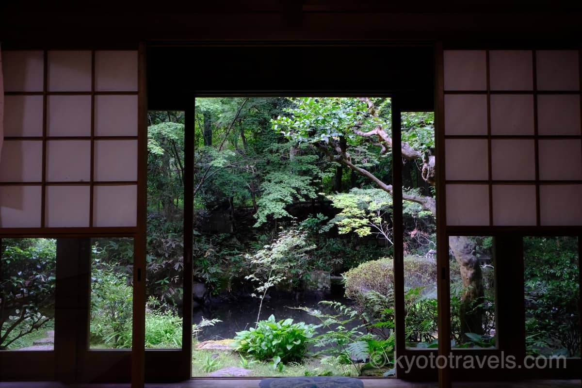 長楽寺の庭園を襖から眺める