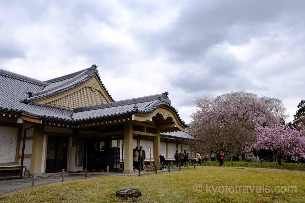 醍醐寺 霊宝館と桜