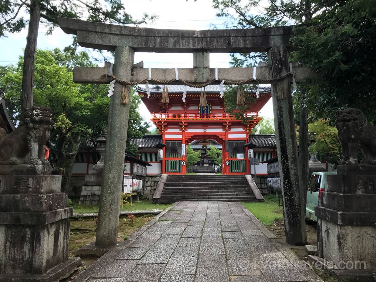 新日吉神宮の鳥居と楼門
