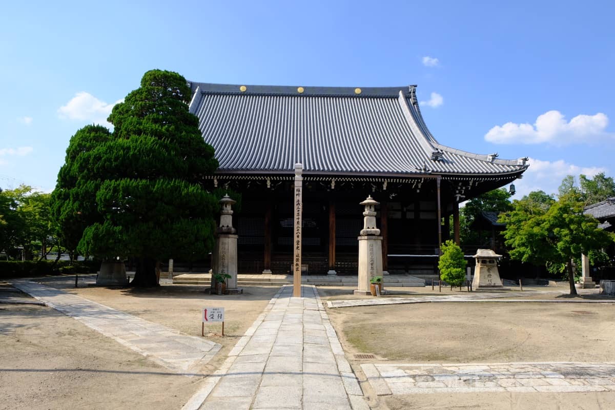妙顕寺の境内と本堂