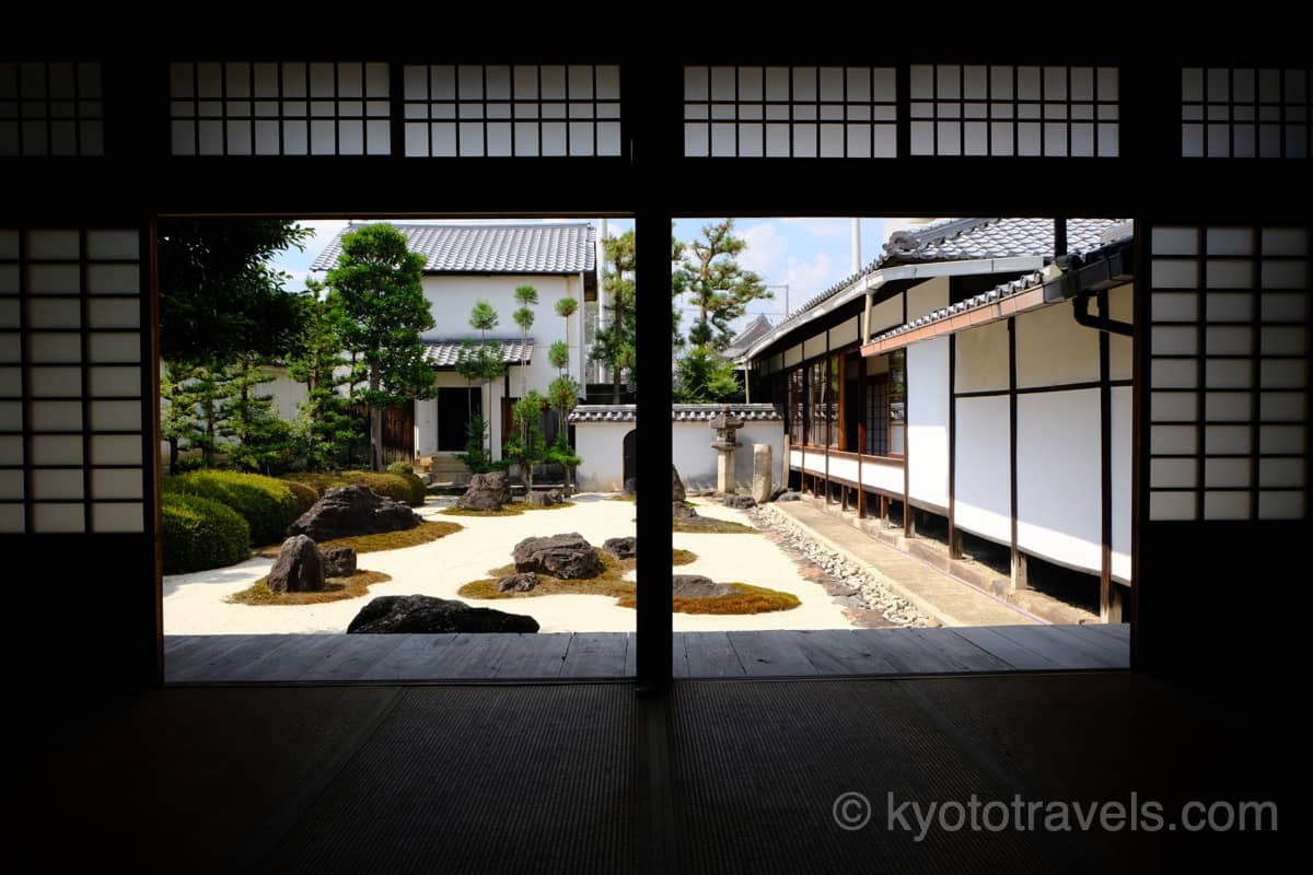 妙蓮寺 十六羅漢石庭を建物内から眺める