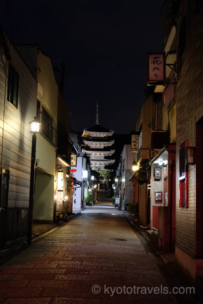 八坂通りから法観寺のライトアップを眺める