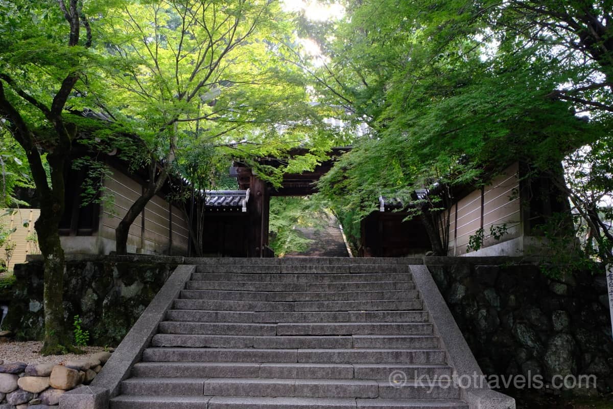嵐山 法輪寺の門と参道