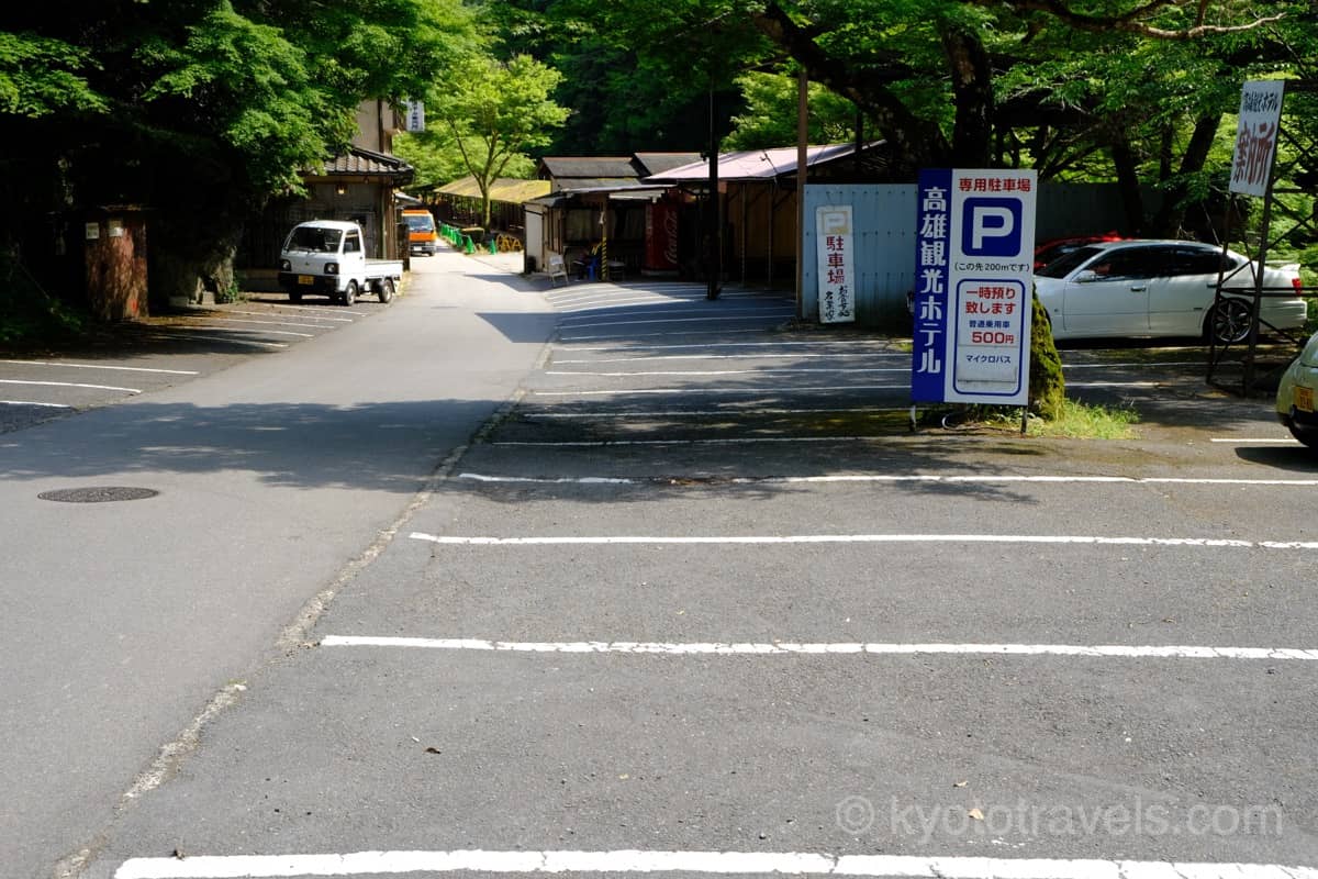 神護寺 参道下にある高雄観光ホテルの駐車場