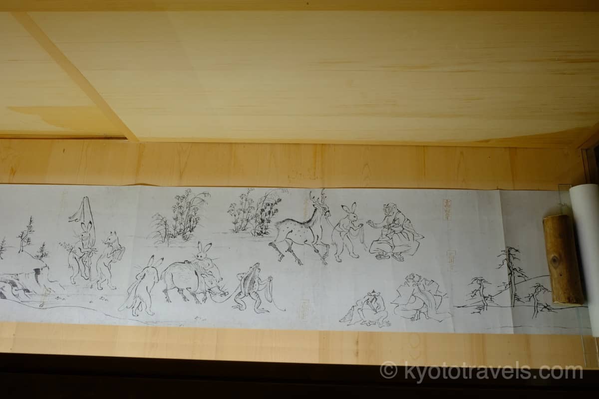 高山寺 石水院にある鳥獣人物戯画絵巻のレプリカ