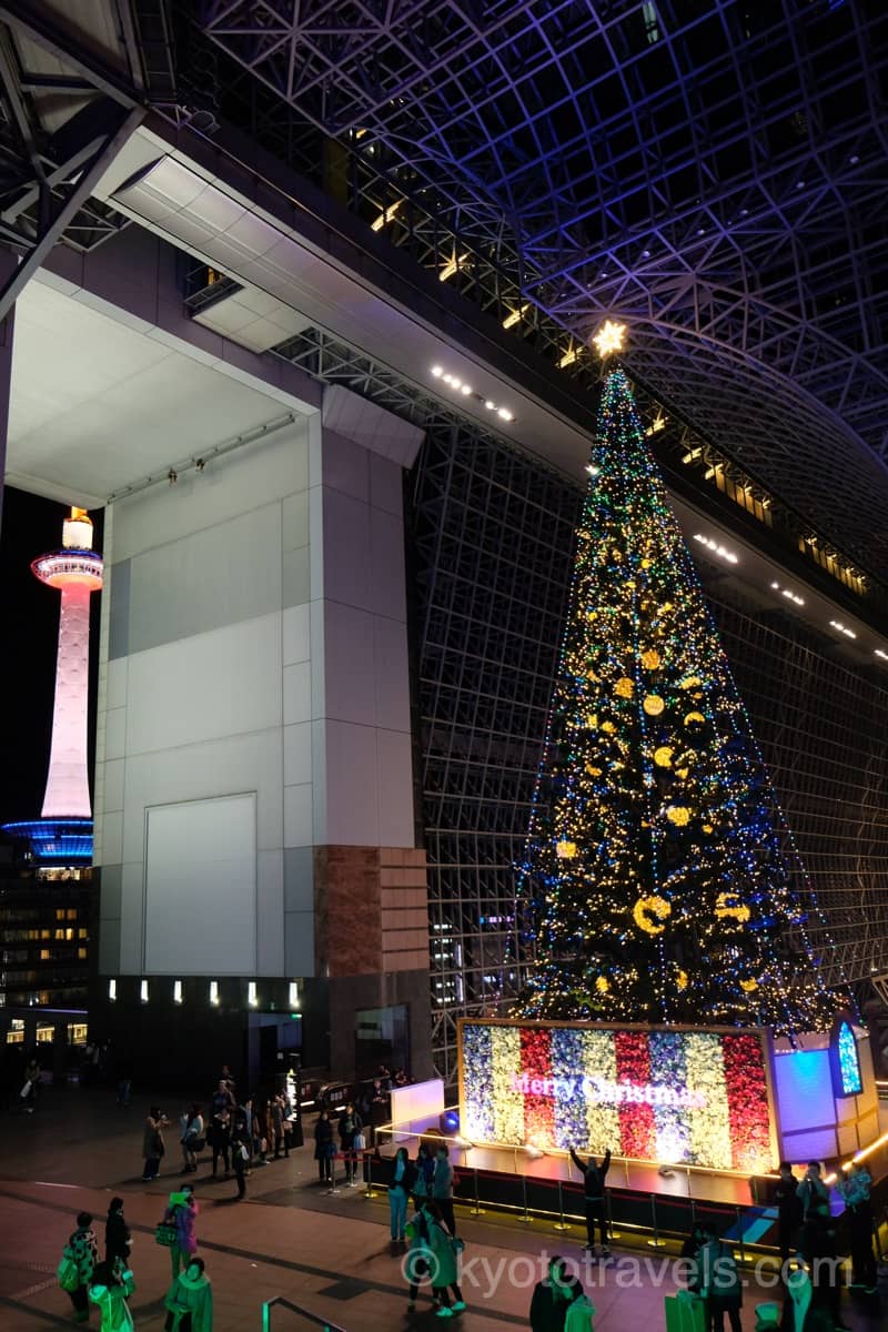 京都駅 大階段のクリスマスツリーと京都タワー