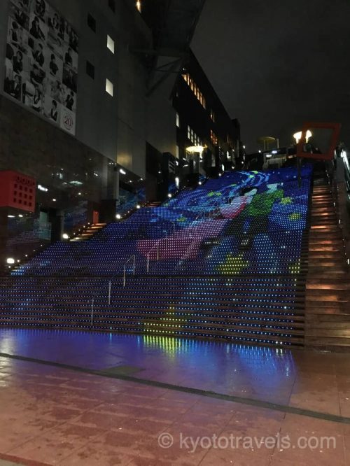 京都駅 大階段のプロジェクションマッピング
