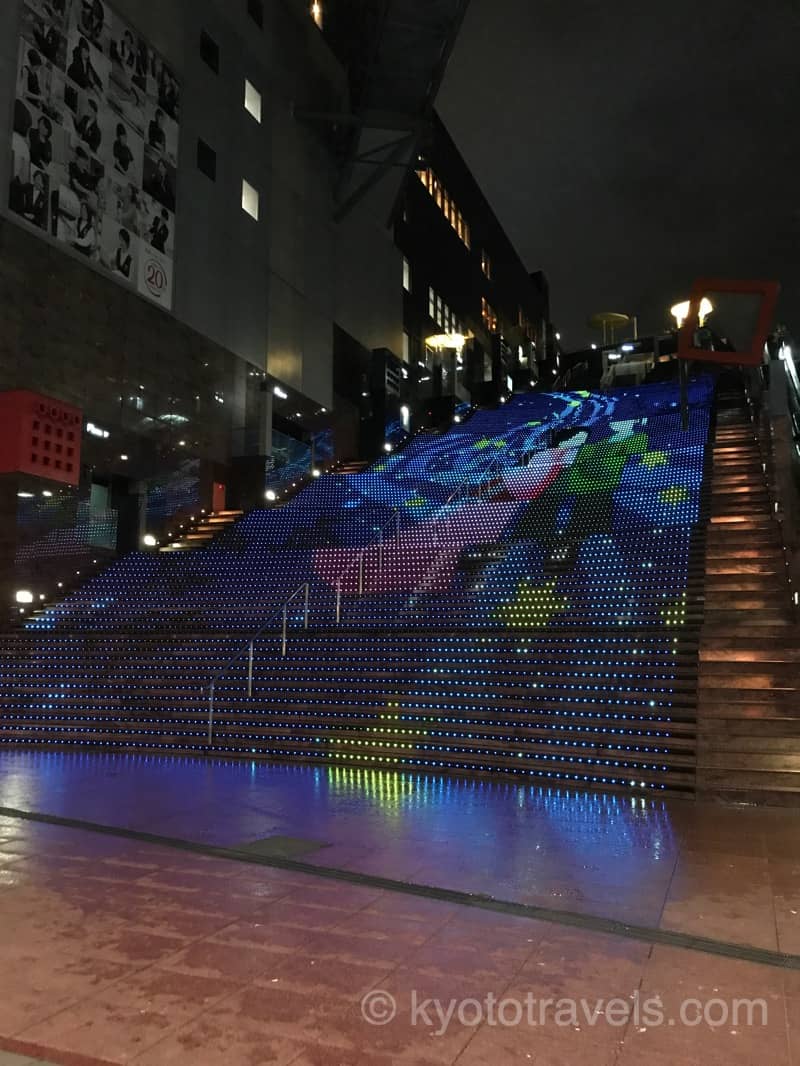 京都駅 大階段のプロジェクションマッピング