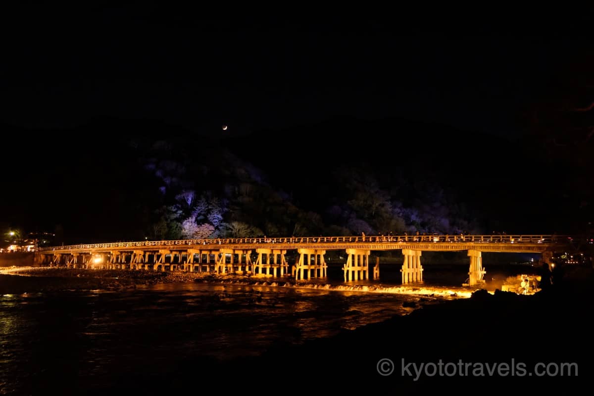 嵐山花灯路でライトアップされた渡月橋