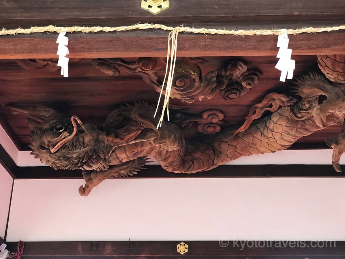 瀧尾神社の拝殿にある龍の彫刻