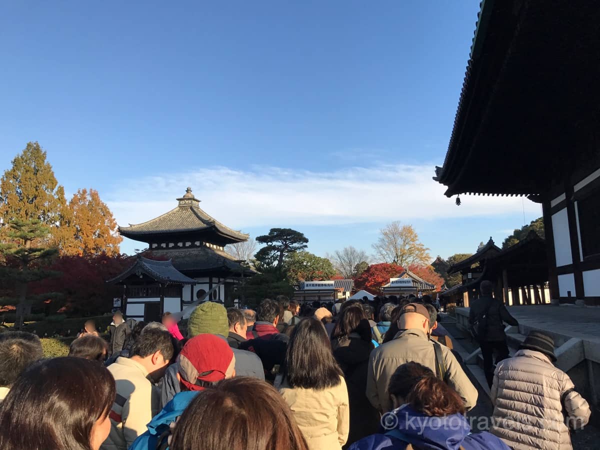 東福寺 紅葉シーズンの開門前の行列