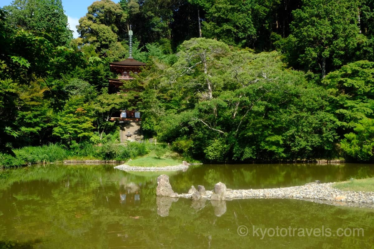 浄瑠璃寺の池の州浜と三重塔