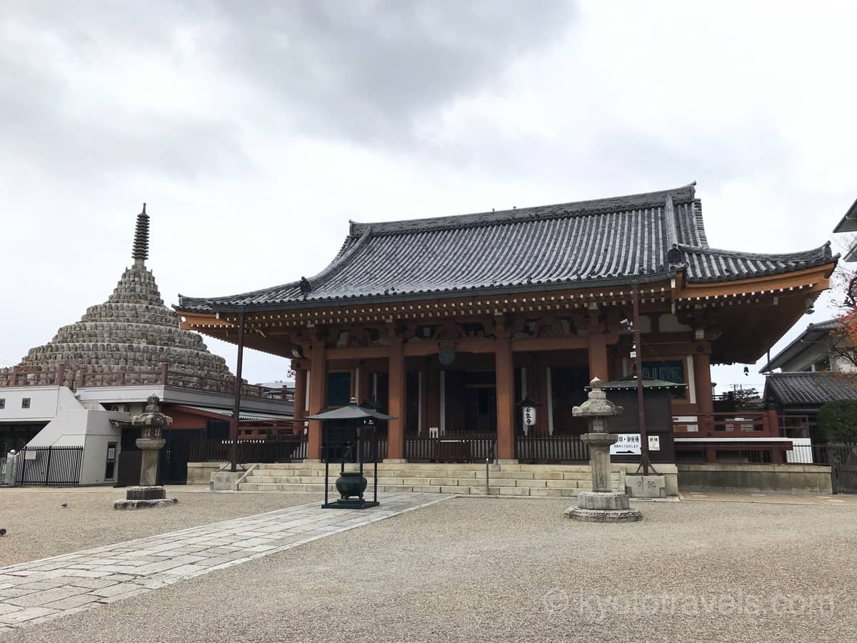 壬生寺の本堂と石仏塔