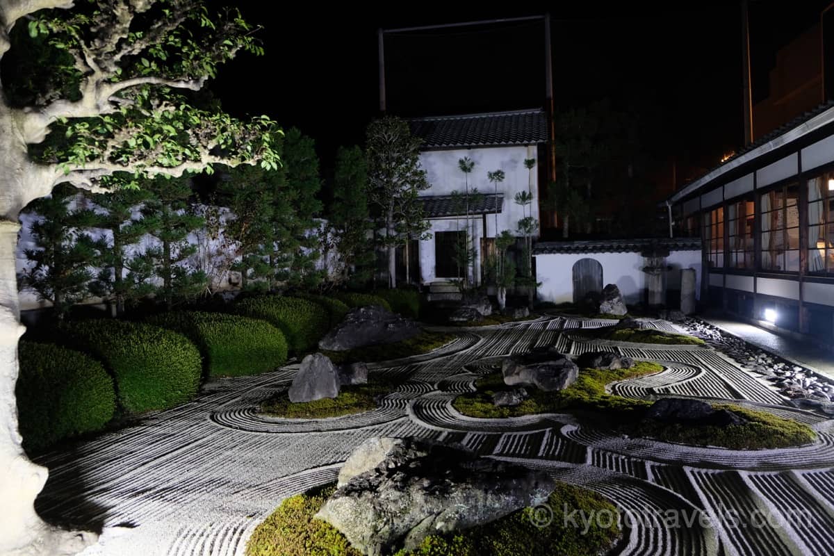 妙蓮寺 十六羅漢の庭のライトアップ