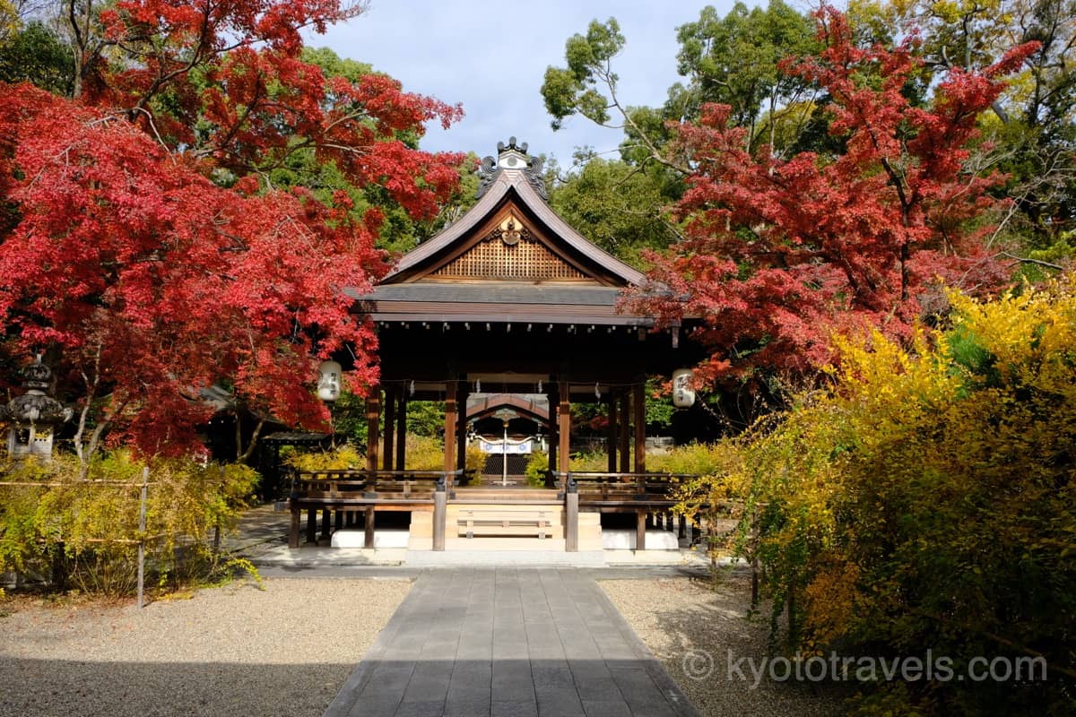 梨木神社 拝殿と本殿の紅葉