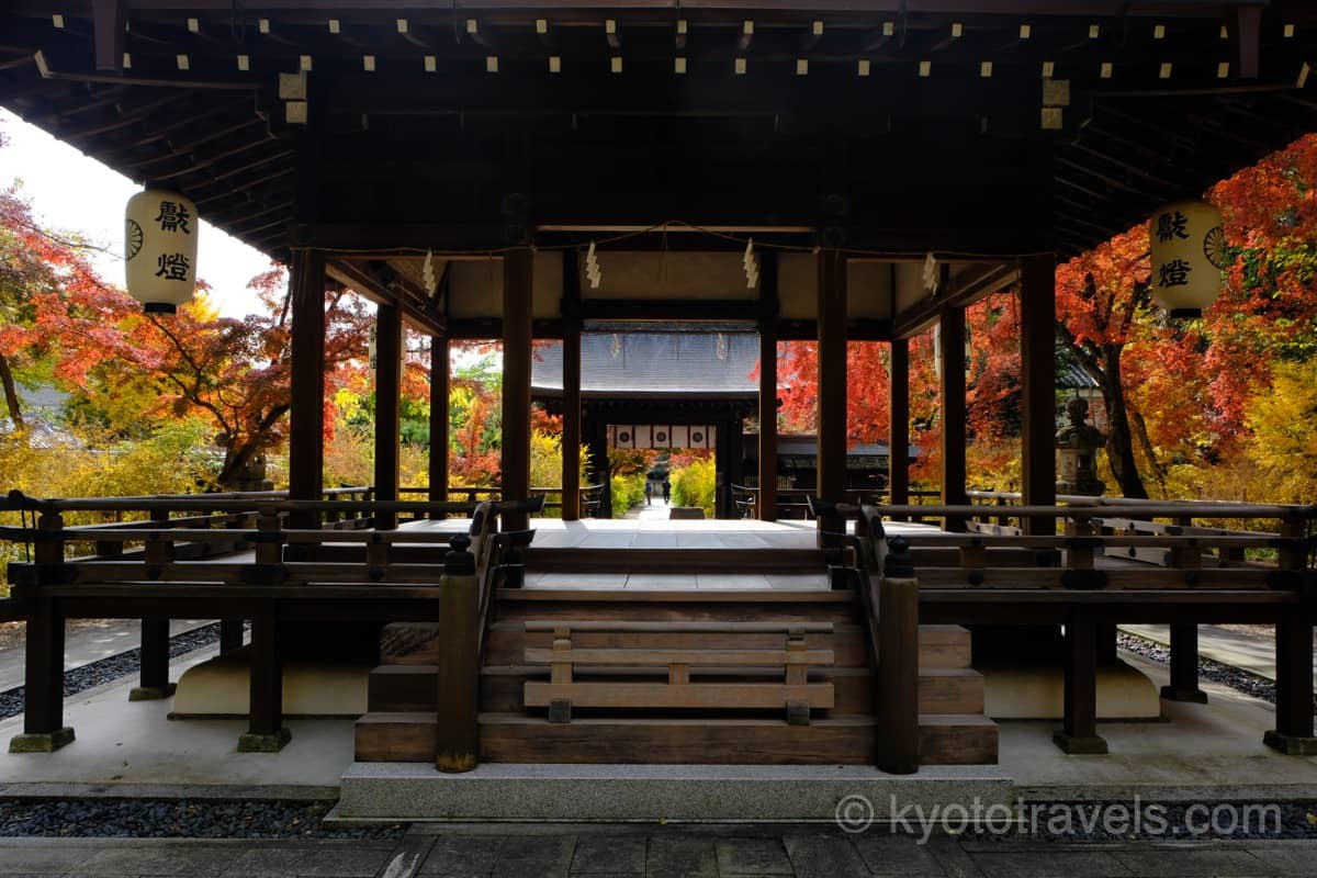 梨木神社 拝殿の紅葉