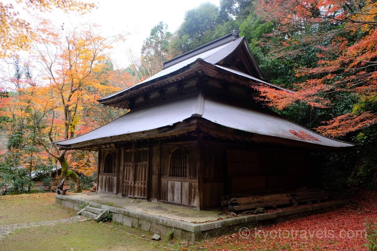 讃州寺 本堂と紅葉