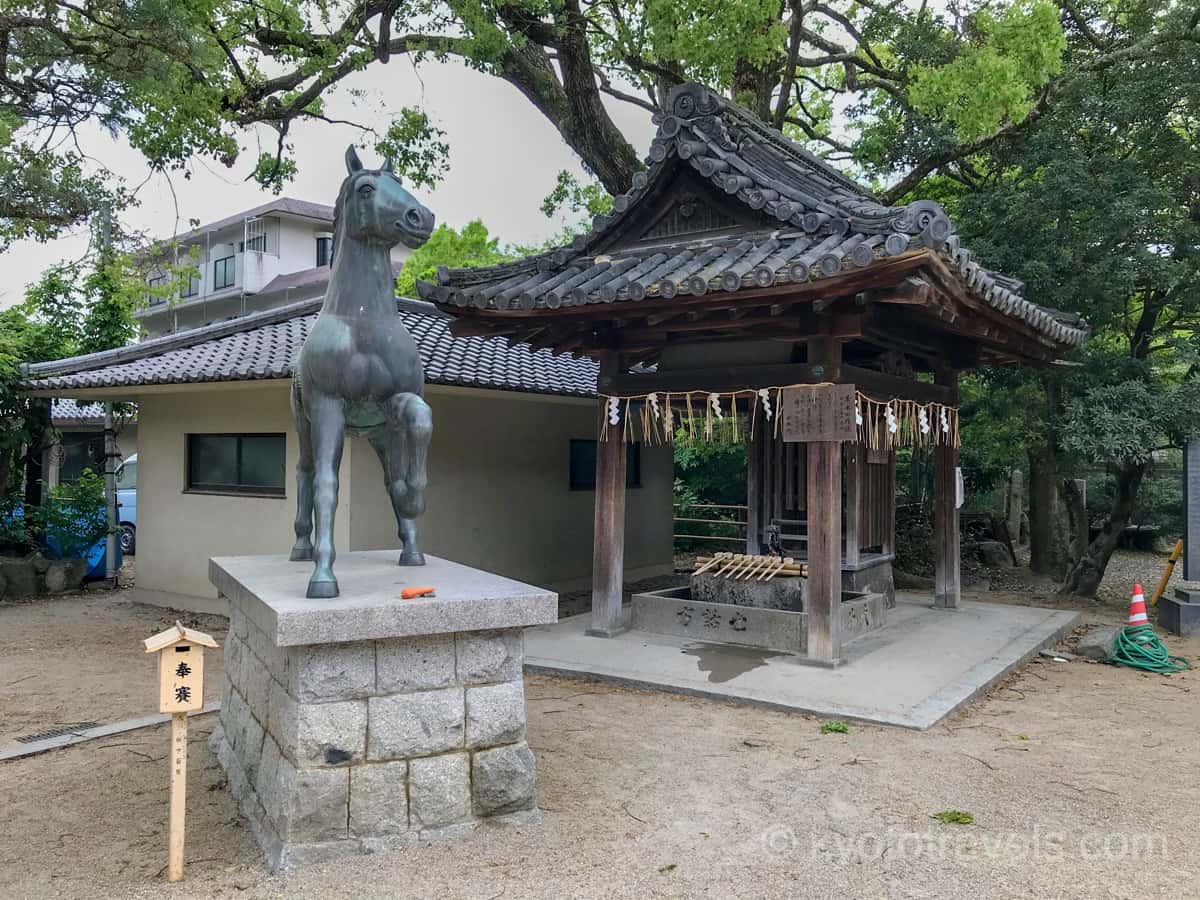 藤森神社の馬の石像