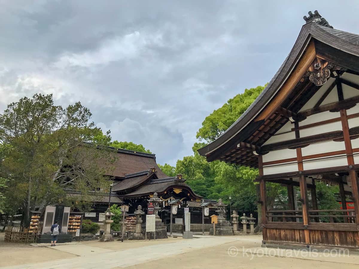 藤森神社の本殿と拝殿