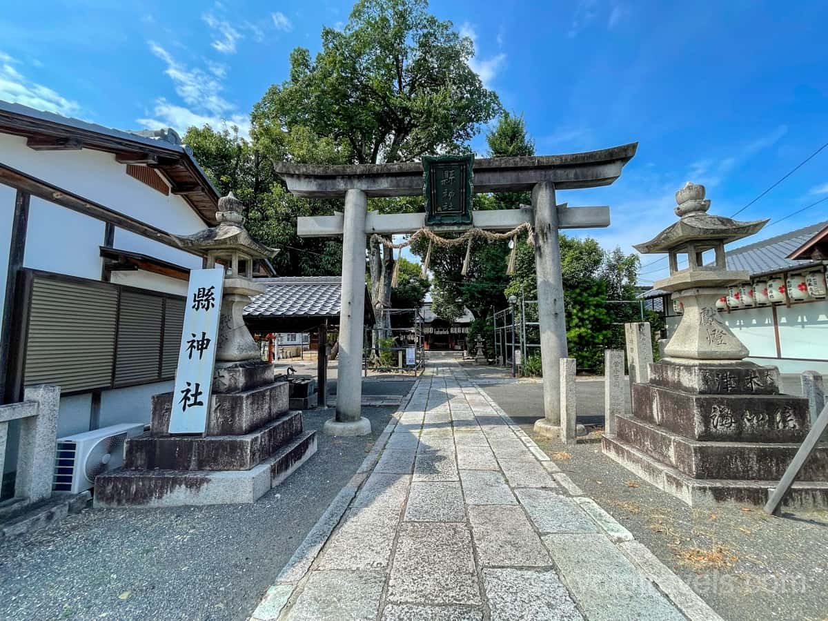 県神社の鳥居