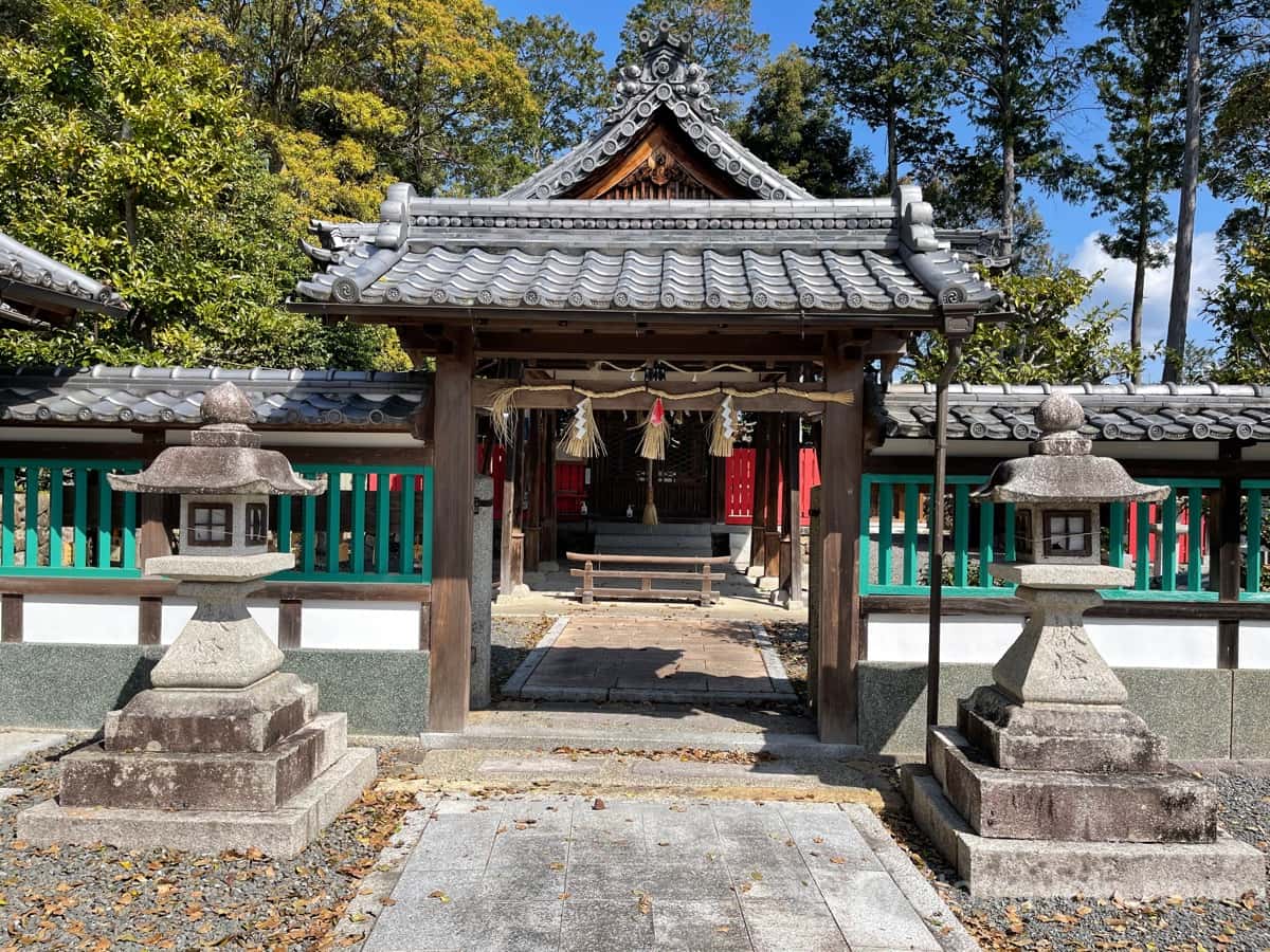 大歳神社の門と灯籠