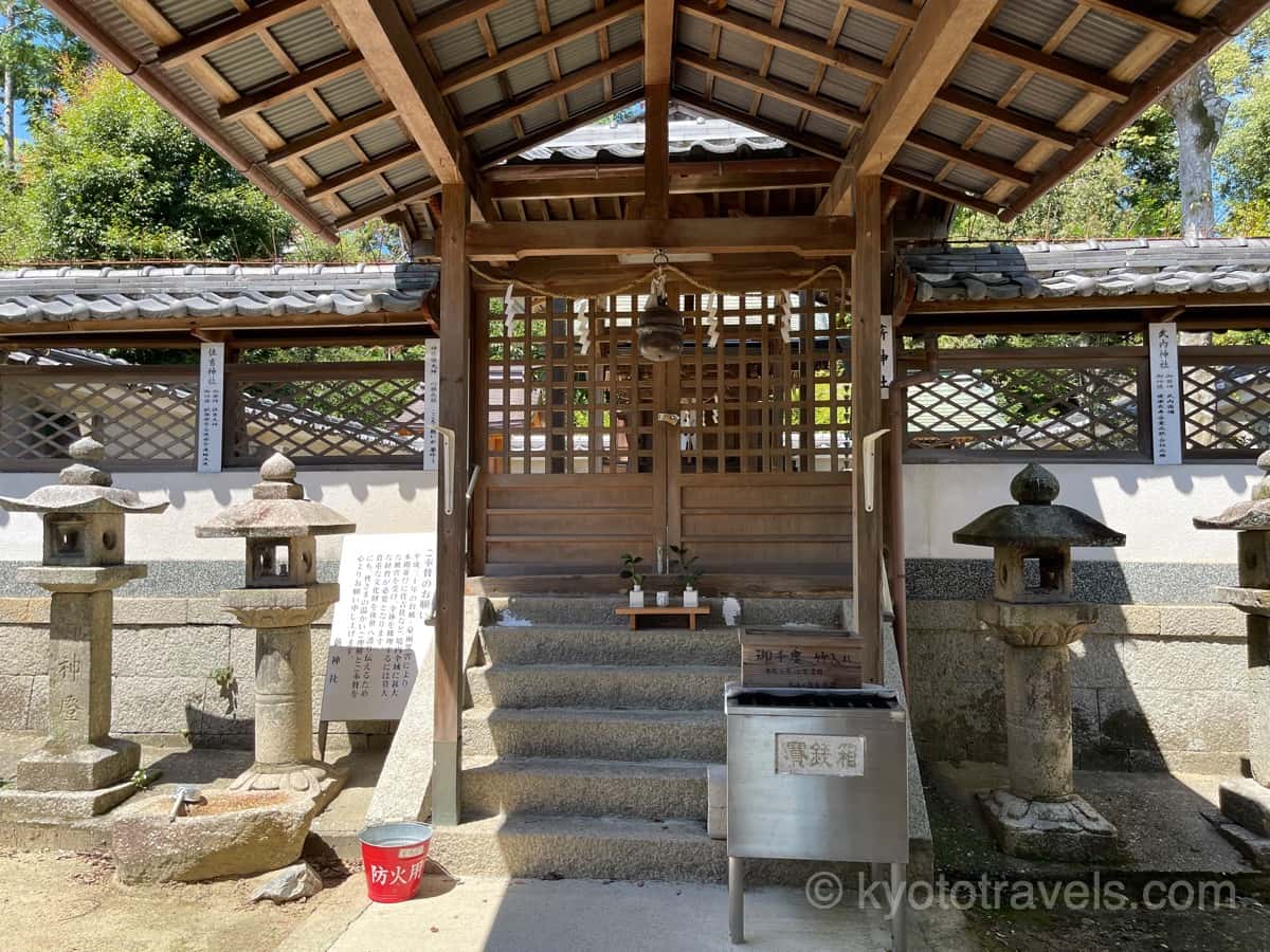 薪神社の拝殿と本殿