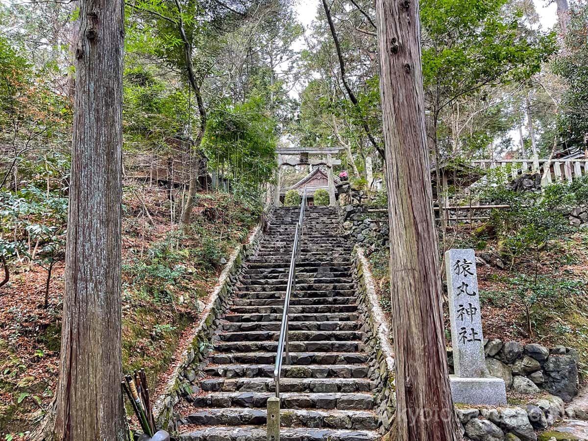 猿丸神社の参道と鳥居