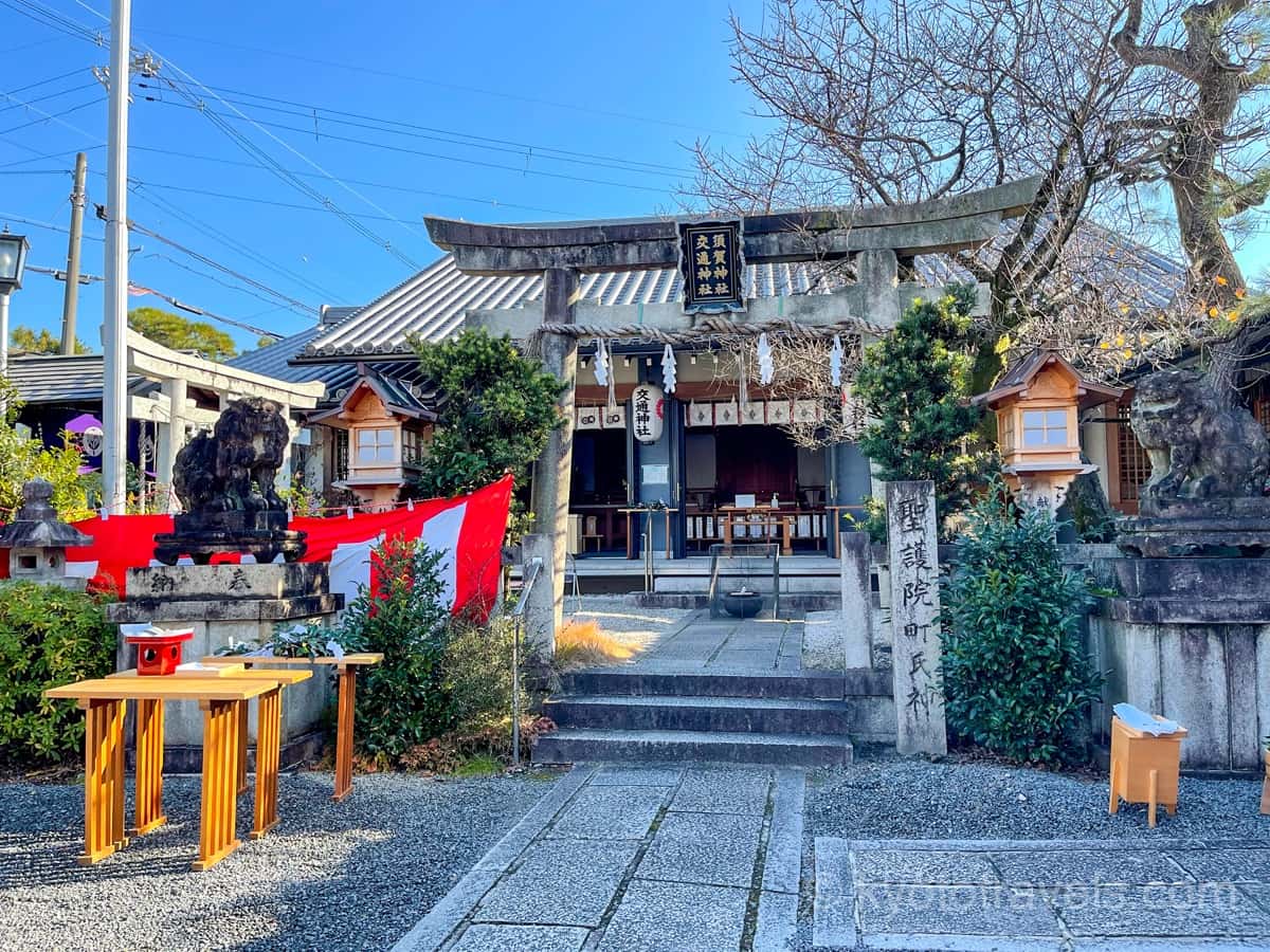 須賀神社・交通神社の鳥居と拝殿