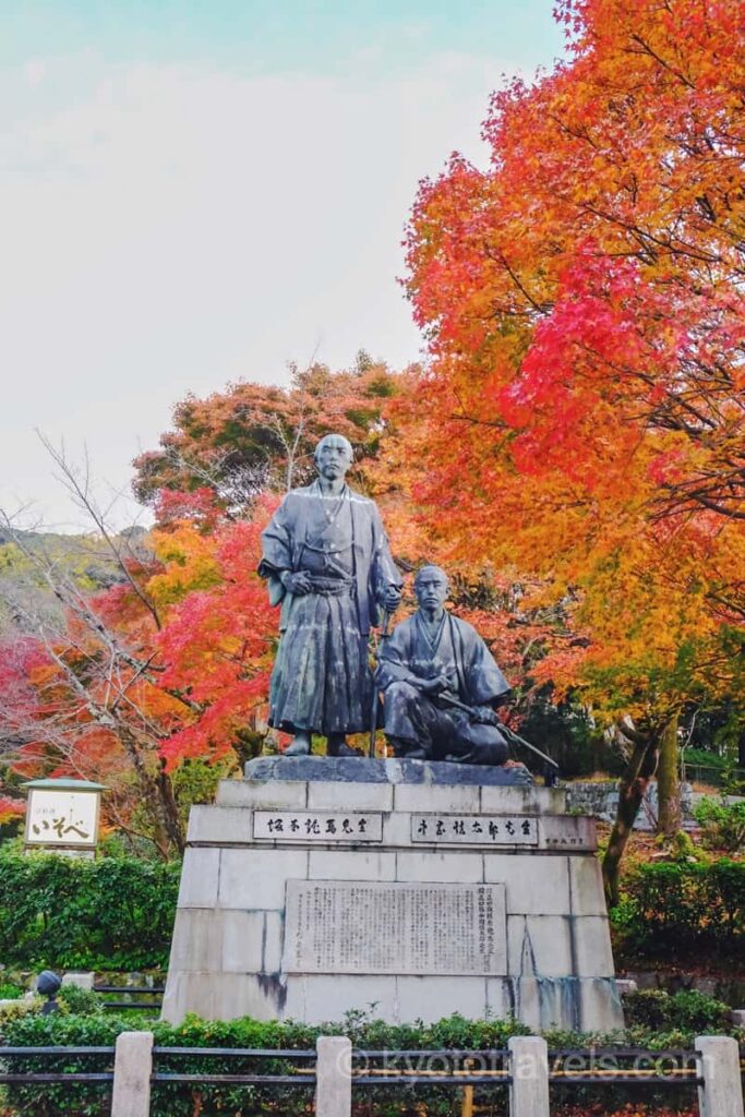 円山公園 坂本龍馬・中岡慎太郎像と紅葉