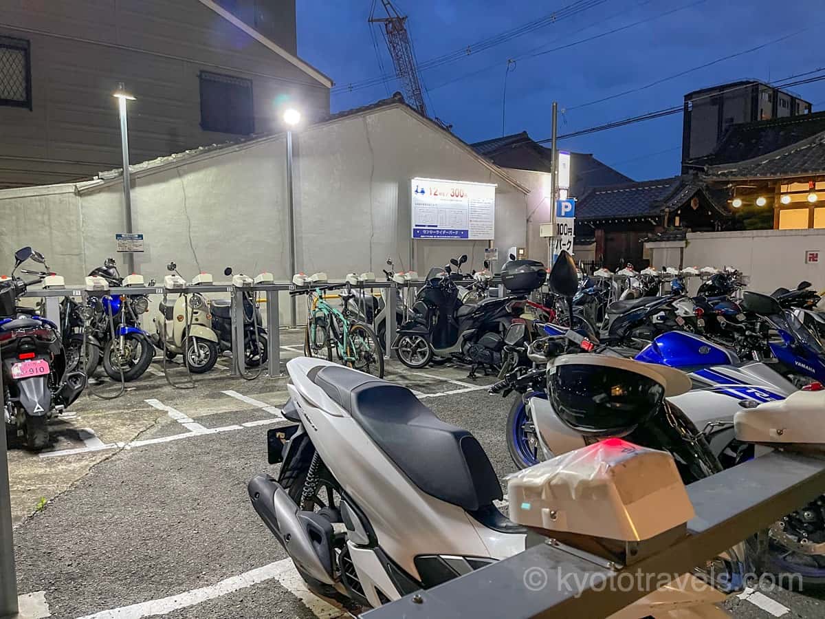 新福菜館 第一旭周辺のバイク駐輪場