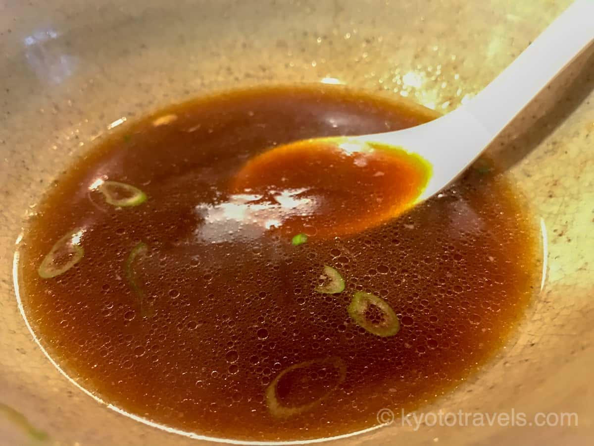 山崎麺二郎 醤油ラーメンのスープ