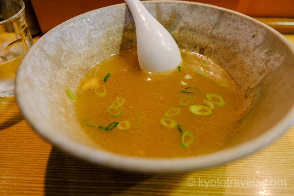 山崎麺二郎 塩ラーメンのスープ