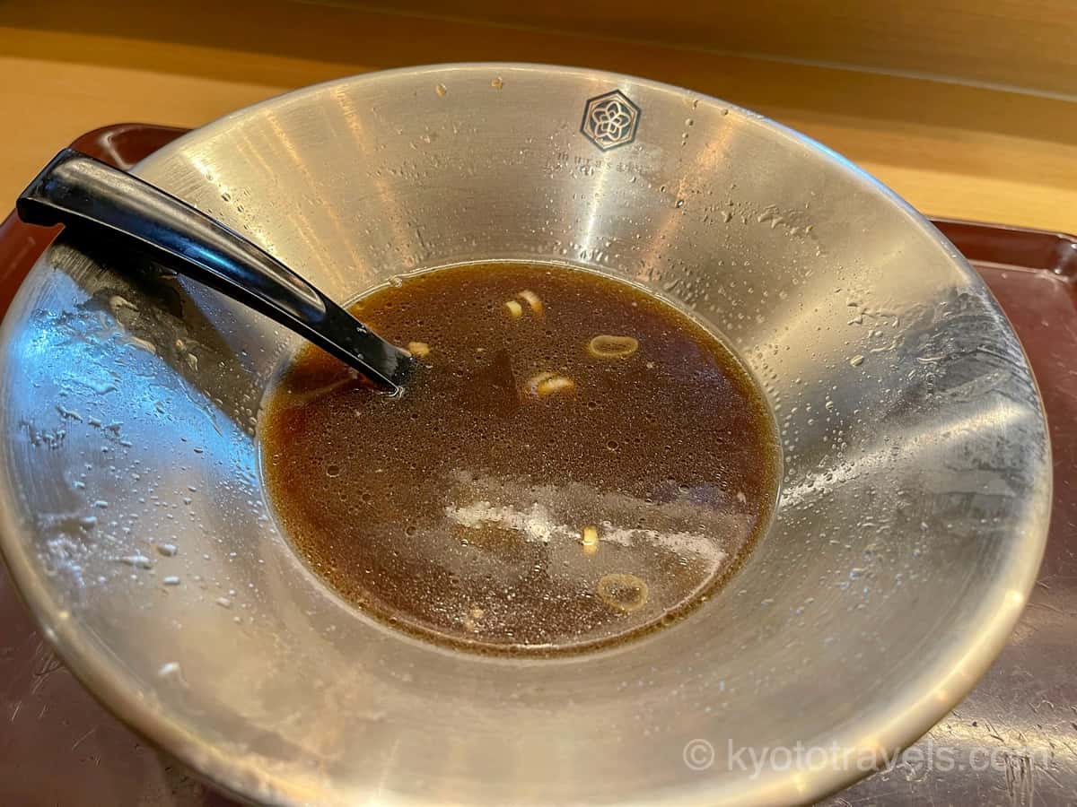 しゃかりきmurasaki 煮干し醤油ラーメンのスープ