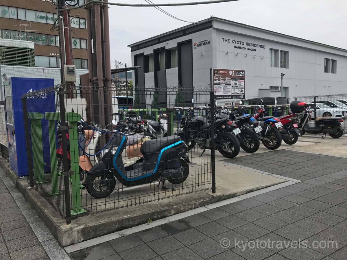 三条京阪駅前のバイク駐輪場